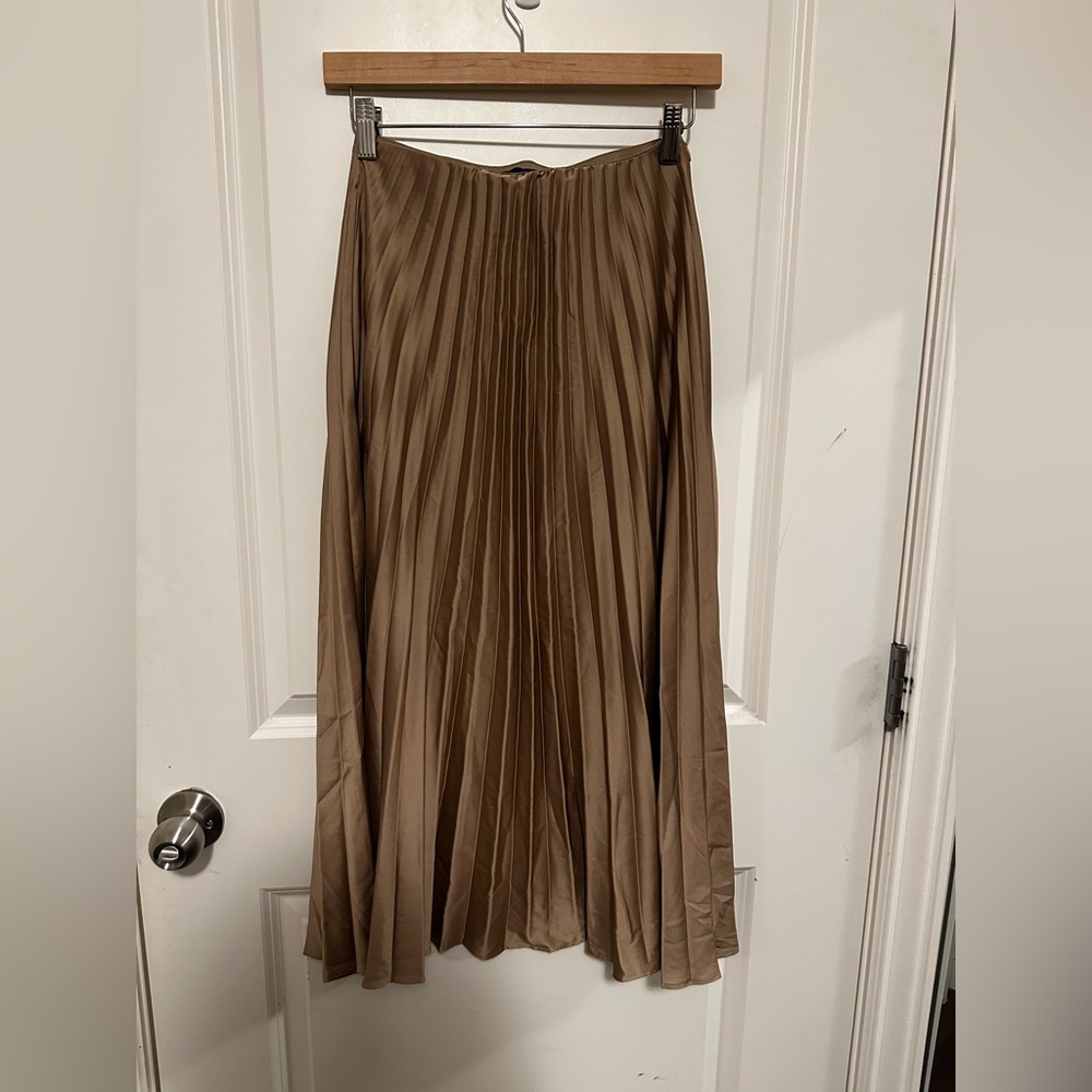 NWOT Elegant Gold Pleated Skirt